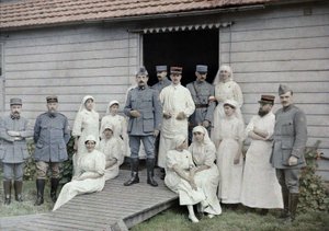 1917年9月1日、フランス、ノール＝パ＝ド＝カレー県ノール県ブルブールにある野外病院55の前の医師、看護師、医療関係者（オートクローム）